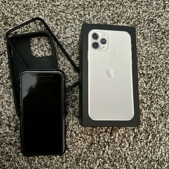 Apple iPhone 11 Pro 256 GB Silver with Otterbox T-Mobile - Picture 1 of 14